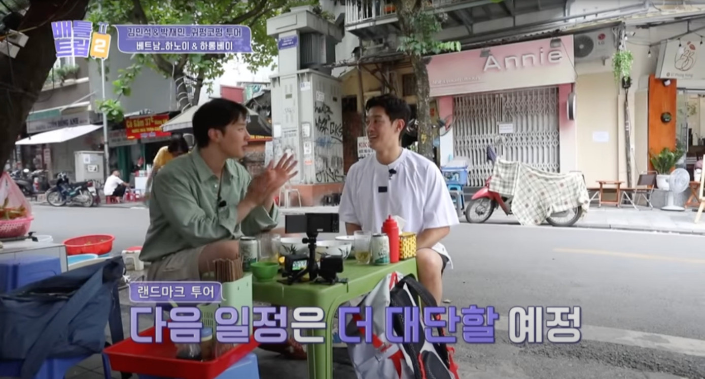 Hai nam nghệ sĩ thưởng thức phở Việt tại quán phở Khôi Hói trên phố cổ. Ảnh: Battle Trip.