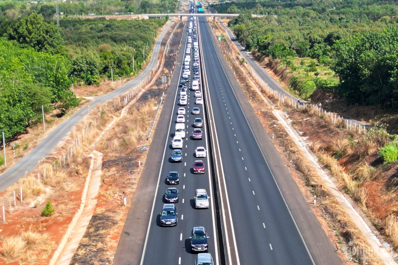 Nguyên nhân chính dẫn đến tình trạng cao tốc “quá tải” là do người dân đi du lịch và về quê tăng cao trong dịp nghỉ lễ. Bên cạnh đó, việc cao tốc Cam Lâm - Vĩnh Hảo thông xe đưa vào sử dụng khiến nhiều người lựa chọn đi du lịch Nha Trang, góp phần gia tăng áp lực lên tuyến cao tốc Phan Thiết - Dầu Giây. Nguyên nhân chính dẫn đến tình trạng cao tốc “quá tải” là do người dân đi du lịch và về quê tăng cao trong dịp nghỉ lễ. Bên cạnh đó, việc cao tốc Cam Lâm - Vĩnh Hảo thông xe đưa vào sử dụng khiến nhiều người lựa chọn đi du lịch Nha Trang, góp phần gia tăng áp lực lên tuyến cao tốc Phan Thiết - Dầu Giây.