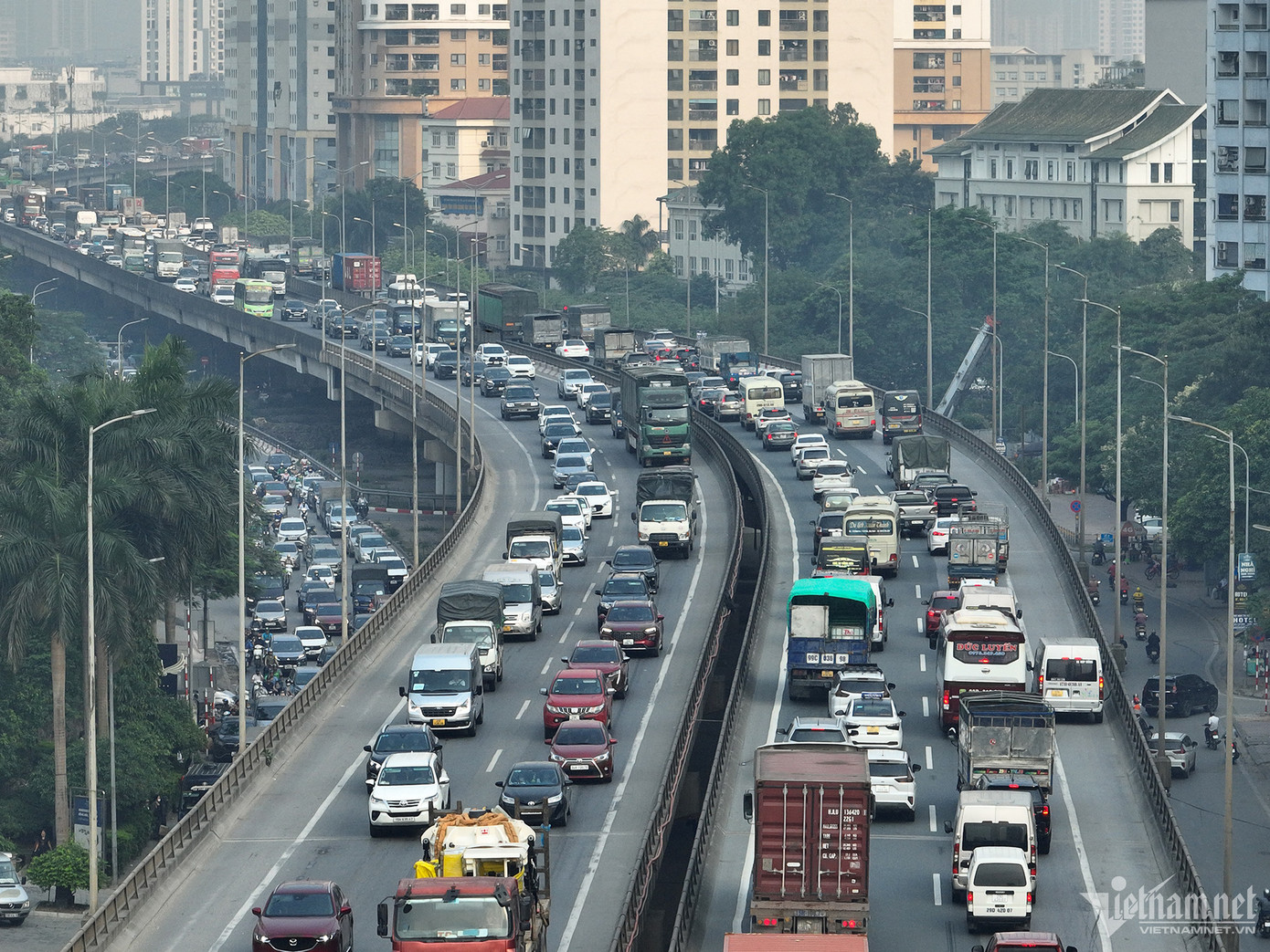 Tuyến vành đai 3 trên cao ùn tắc kéo dài vào sáng 27/4. Ảnh: Đình Hiếu.