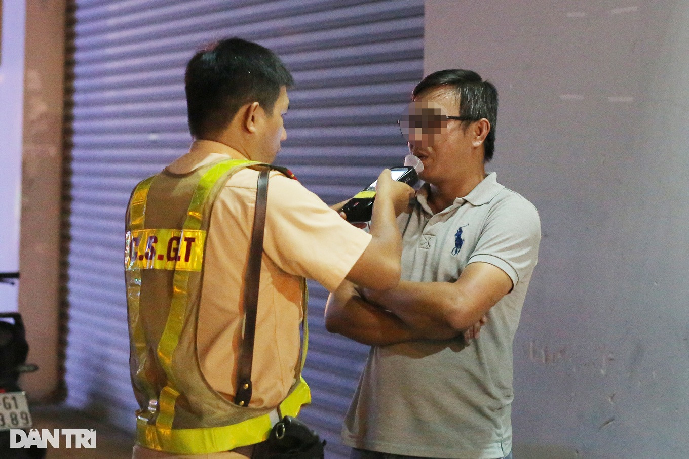 Ông T. bị CSGT kiểm tra khi lái xe vừa về đến cửa nhà (Ảnh: An Huy). Ông T. bị CSGT kiểm tra khi lái xe vừa về đến cửa nhà (Ảnh: An Huy).