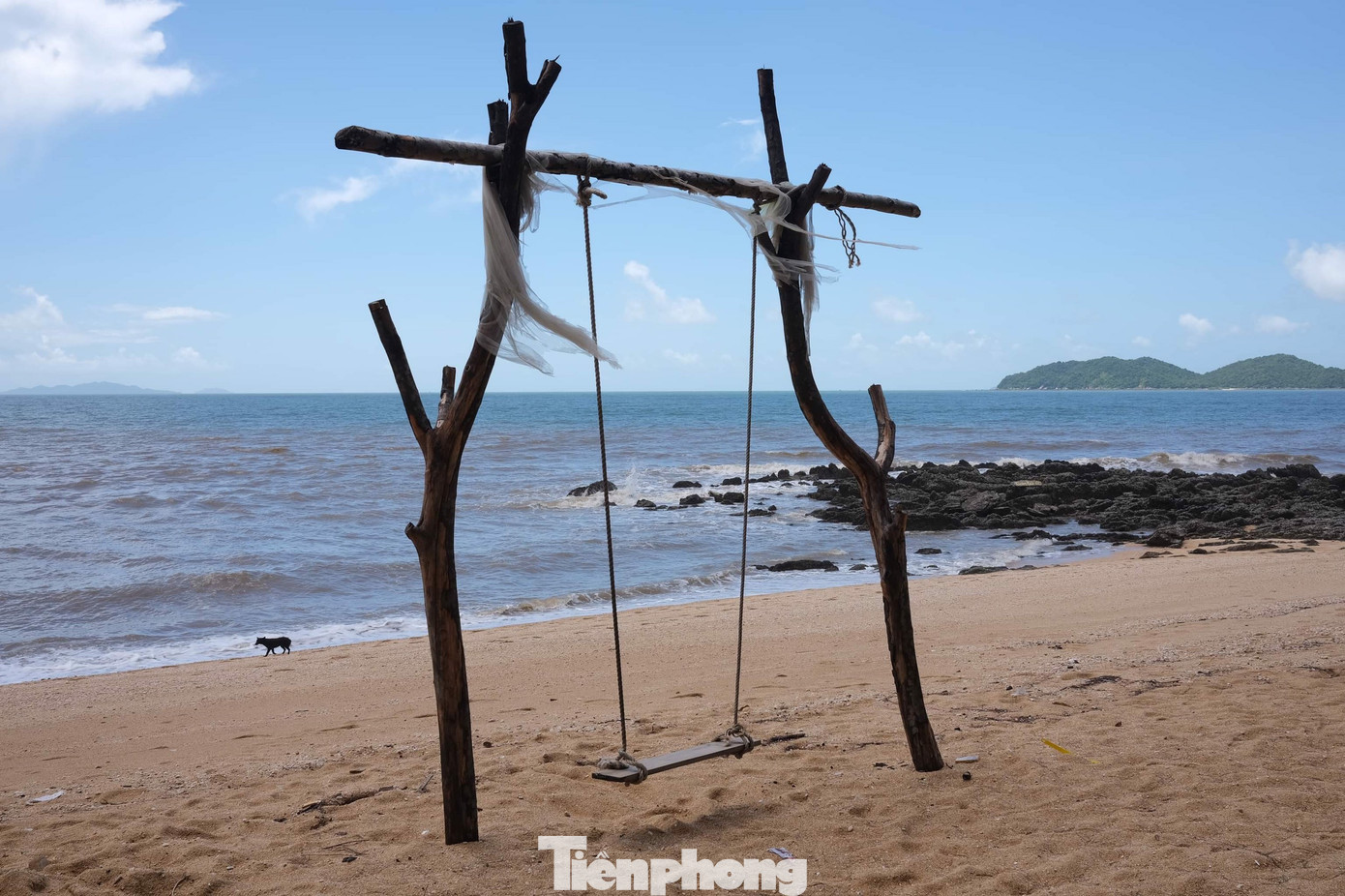 Bãi biển kéo dài dọc theo đảo Cái Chiên. Ảnh: Trần An. Bãi biển kéo dài dọc theo đảo Cái Chiên. Ảnh: Trần An.