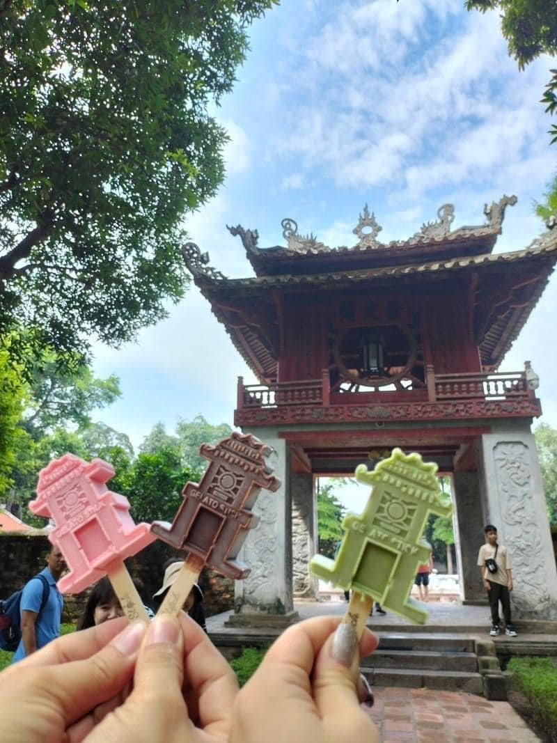 Những que kem in hình Khuê Văn Các - biểu tượng của Hà Nội với đủ màu sắc. Ảnh: ivivu.