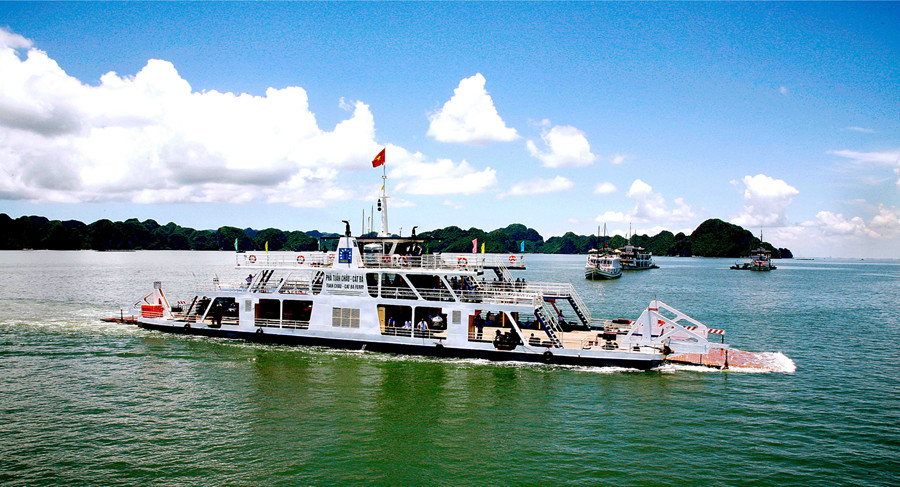 Đi phà Tuần Châu có thể ngắm vịnh Lan Hạ. Ảnh: Cat Ba Express. Đi phà Tuần Châu có thể ngắm vịnh Lan Hạ. Ảnh: Cat Ba Express.