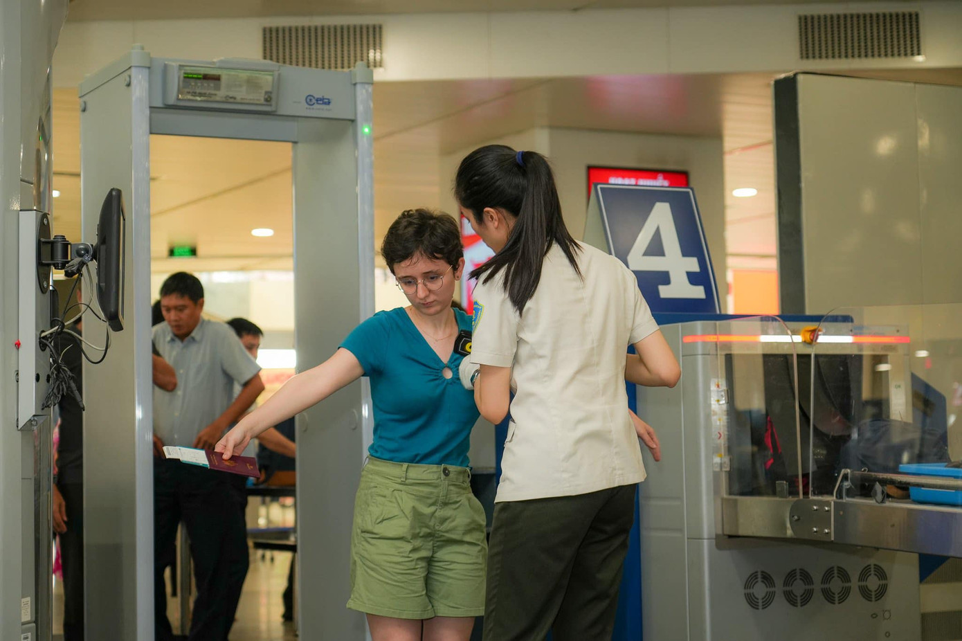 Trong thời gian nghỉ lễ, sân bay Nội Bài chính thức áp dụng biện pháp tăng cường an ninh cấp độ 1 phục vụ cao điểm đến hết ngày 1/5. Đại diện sân bay Nội Bài lưu ý hành khách cần đọc kỹ các quy định và tuân thủ hướng dẫn của lực lượng tại sân bay để hoàn thành thuận lợi các thủ tục hàng không. Ảnh: NIA.