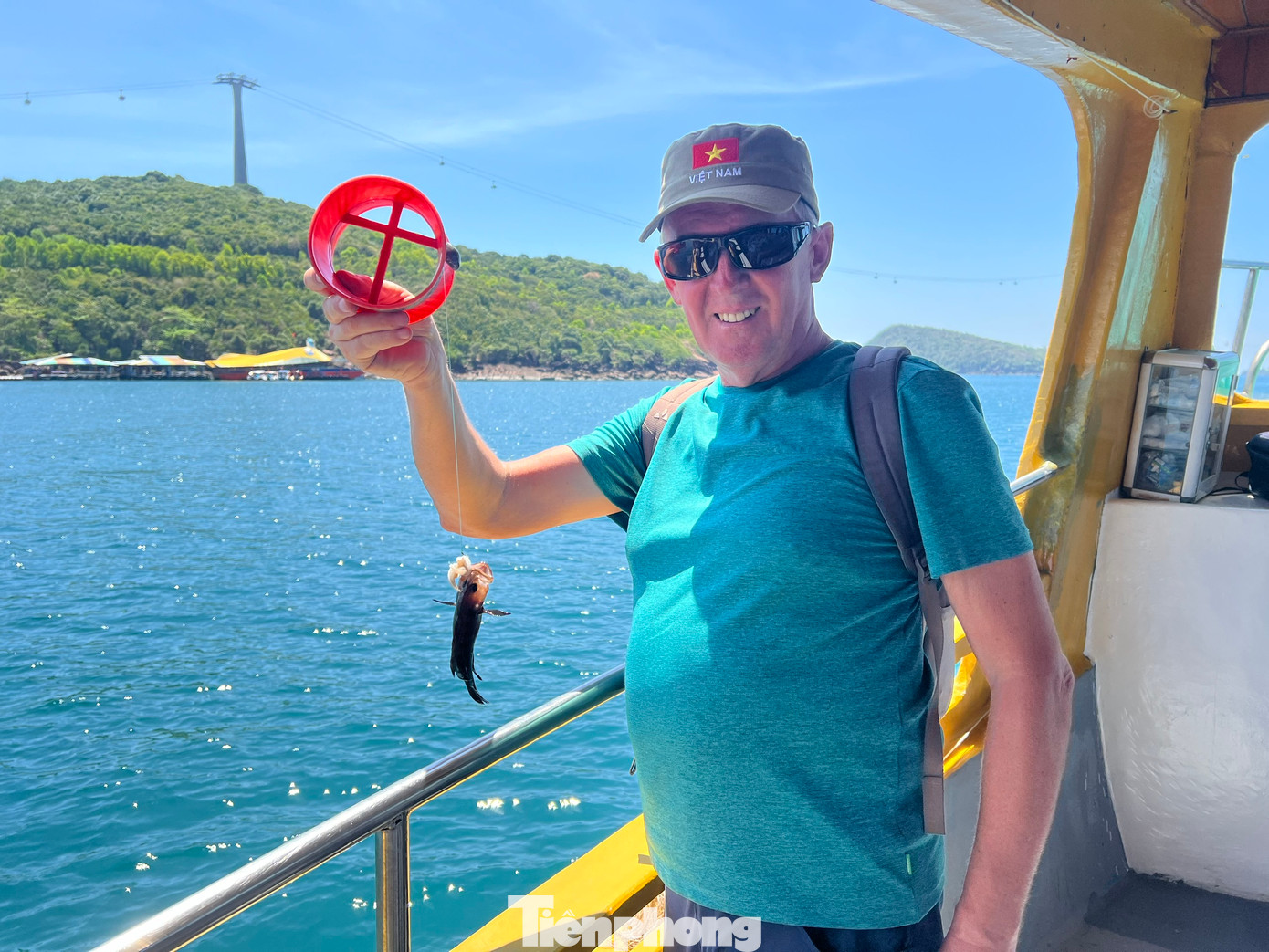 Du khách thích thú câu cá trong chuyến đi. Ảnh: Trần An.