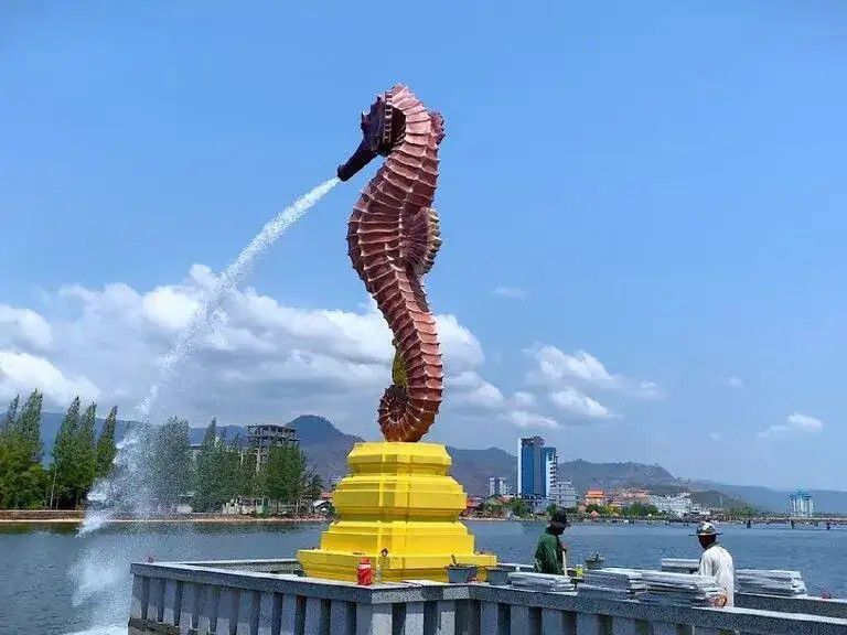 Đài phun nước cá ngựa tại Kampot, Campuchia. Ảnh: Kampot, Campuchia. Đài phun nước cá ngựa tại Kampot, Campuchia. Ảnh: Kampot, Campuchia.