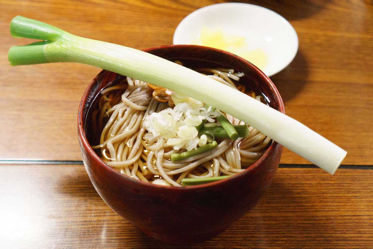 Tô mì Negi-soba sử dụng cọng hành lá làm đũa. Ảnh: Sockinjapan.