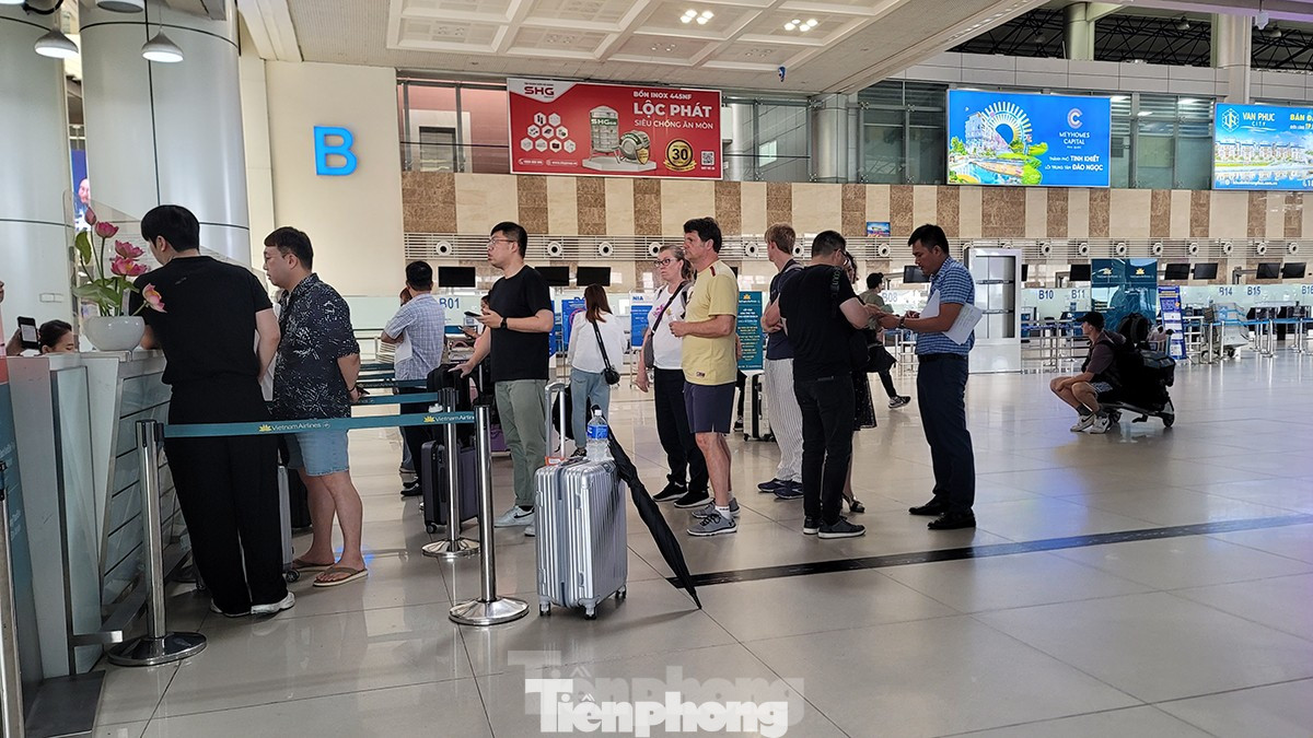 Khách nội địa khó mua vé tới một số điểm du lịch vào ngày 27/4. Ảnh: Mạnh Thắng. Khách nội địa khó mua vé tới một số điểm du lịch vào ngày 27/4. Ảnh: Mạnh Thắng.