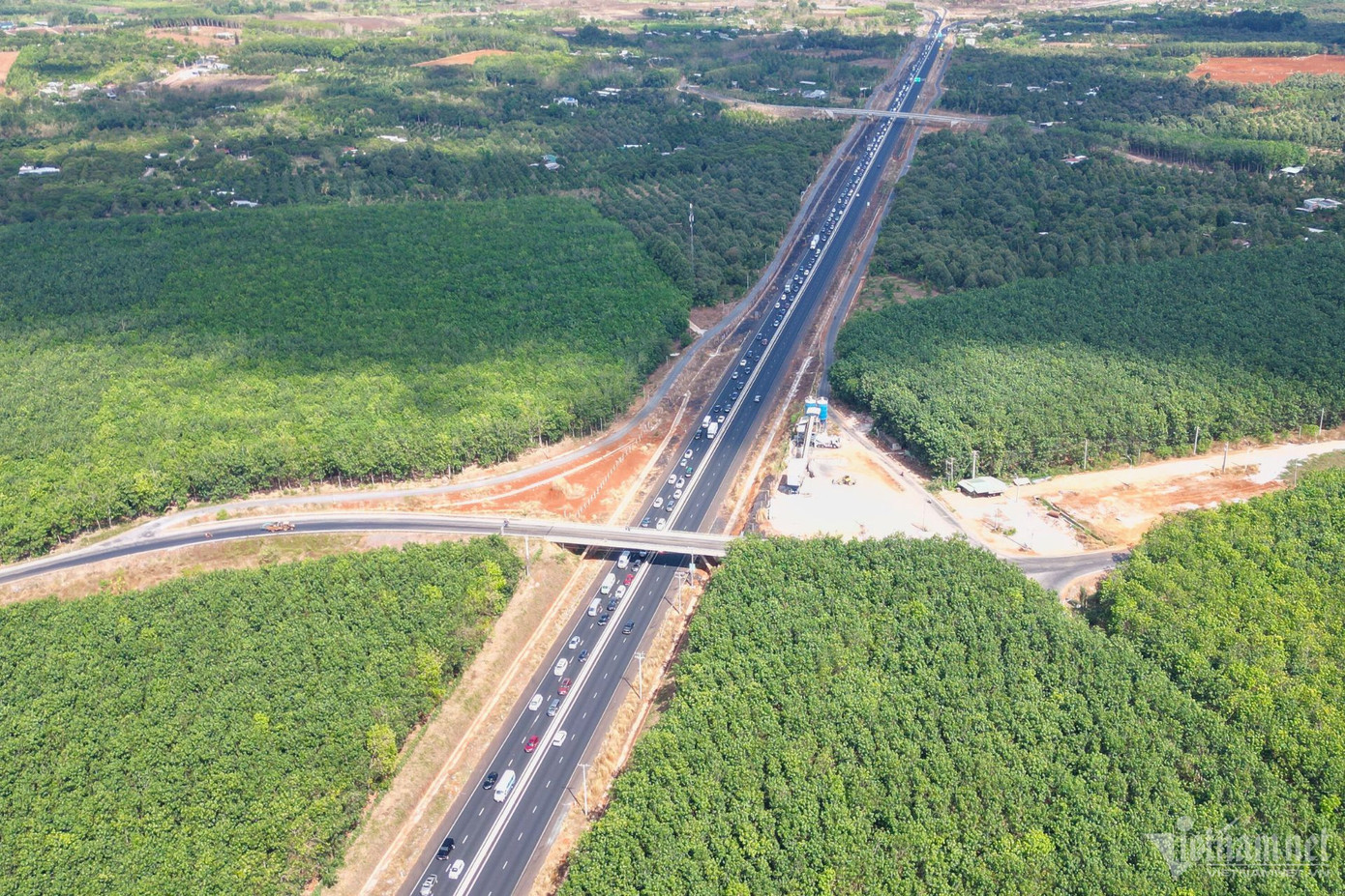 Lưu lượng phương tiện tăng đột biến khiến dòng ô tô kéo dài khoảng 5km, di chuyển chậm, đặc biệt tại khu vực qua trạm thu phí ở xã Sông Nhạn, huyện Cẩm Mỹ, Đồng Nai. Tại đây có trạm thu phí 2 làn tạo "nút thắt cổ chai", không đáp ứng được lượng phương tiện tăng cao, dẫn đến ùn tắc cục bộ hàng km. Trong khi đó, theo hướng ngược lại từ Bình Thuận đi Đồng Nai giao thông lại thông thoáng. Lưu lượng phương tiện tăng đột biến khiến dòng ô tô kéo dài khoảng 5km, di chuyển chậm, đặc biệt tại khu vực qua trạm thu phí ở xã Sông Nhạn, huyện Cẩm Mỹ, Đồng Nai. Tại đây có trạm thu phí 2 làn tạo "nút thắt cổ chai", không đáp ứng được lượng phương tiện tăng cao, dẫn đến ùn tắc cục bộ hàng km. Trong khi đó, theo hướng ngược lại từ Bình Thuận đi Đồng Nai giao thông lại thông thoáng.