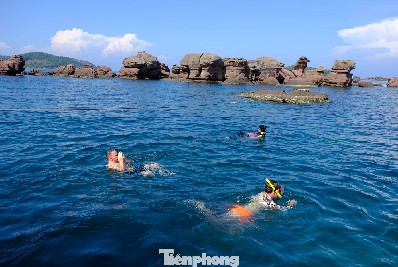 Lặn biển ngắm san hô tại hòn Gầm Ghì. Ảnh: Trần An.