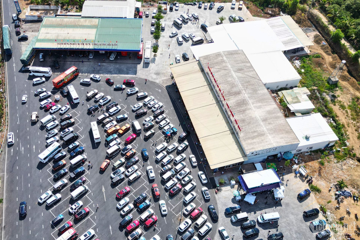 Còn tại trạm dừng nghỉ TP.HCM - Long Thành - Dầu Giây, từ sáng sớm không khí tại đây khá náo nhiệt và tấp nập xe cộ ra vào. Dòng ô tô nối đuôi nhau, người dân cũng xếp hàng để mua đồ ăn nước uống và sử dụng nhà vệ sinh. Còn tại trạm dừng nghỉ TP.HCM - Long Thành - Dầu Giây, từ sáng sớm không khí tại đây khá náo nhiệt và tấp nập xe cộ ra vào. Dòng ô tô nối đuôi nhau, người dân cũng xếp hàng để mua đồ ăn nước uống và sử dụng nhà vệ sinh.