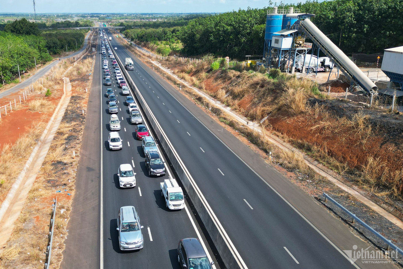 Chị Bình Nguyên (ngụ tỉnh Bình Thuận) chia sẻ: "Năm nay, kỳ nghỉ lễ dài ngày nên gia đình tôi tranh thủ về nhà chơi. Tuy nhiên, lượng phương tiện khá đông nên gia đình phải xếp hàng dài trên cao tốc Phan Thiết - Dầu Giây cũng gần 30 phút mới thoát khỏi điểm nghẽn”. Chị Bình Nguyên (ngụ tỉnh Bình Thuận) chia sẻ: "Năm nay, kỳ nghỉ lễ dài ngày nên gia đình tôi tranh thủ về nhà chơi. Tuy nhiên, lượng phương tiện khá đông nên gia đình phải xếp hàng dài trên cao tốc Phan Thiết - Dầu Giây cũng gần 30 phút mới thoát khỏi điểm nghẽn”.