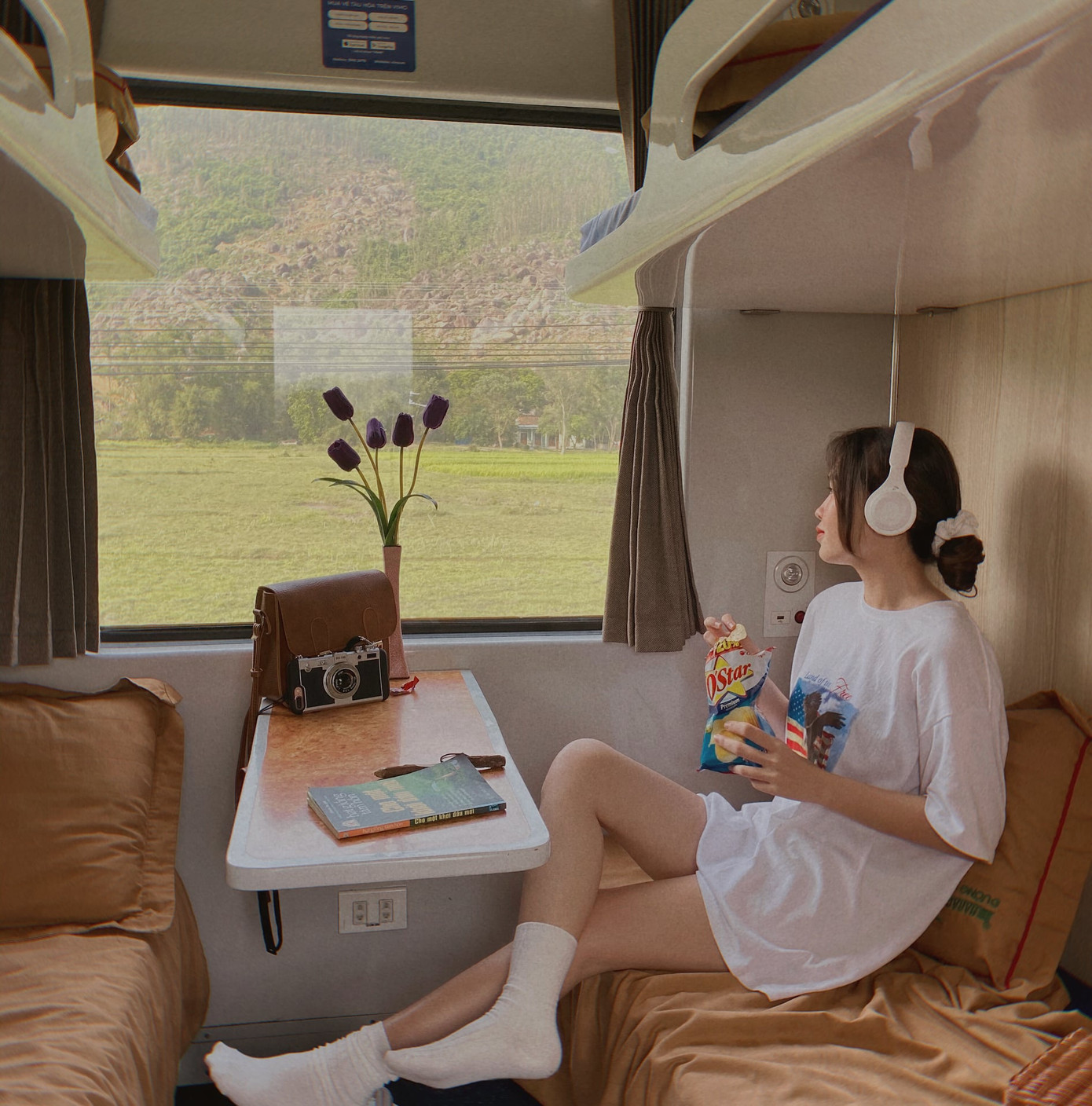 Du khách check-in trên tàu. Ảnh: Halo travel.