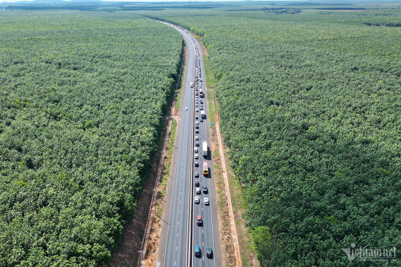 Ghi nhận của PV VietNamNet, từ sáng sớm, lượng ô tô đổ dồn về các tuyến cao tốc như TP.HCM - Long Thành - Dầu Giây, Phan Thiết - Dầu Giây tăng đột biến. Đặc biệt, cao tốc Phan Thiết - Dầu Giây xảy ra tình trạng ô tô xếp hàng nối đuôi di chuyển chậm hướng từ TP.HCM đi Bình Thuận. Ghi nhận của PV VietNamNet, từ sáng sớm, lượng ô tô đổ dồn về các tuyến cao tốc như TP.HCM - Long Thành - Dầu Giây, Phan Thiết - Dầu Giây tăng đột biến. Đặc biệt, cao tốc Phan Thiết - Dầu Giây xảy ra tình trạng ô tô xếp hàng nối đuôi di chuyển chậm hướng từ TP.HCM đi Bình Thuận.