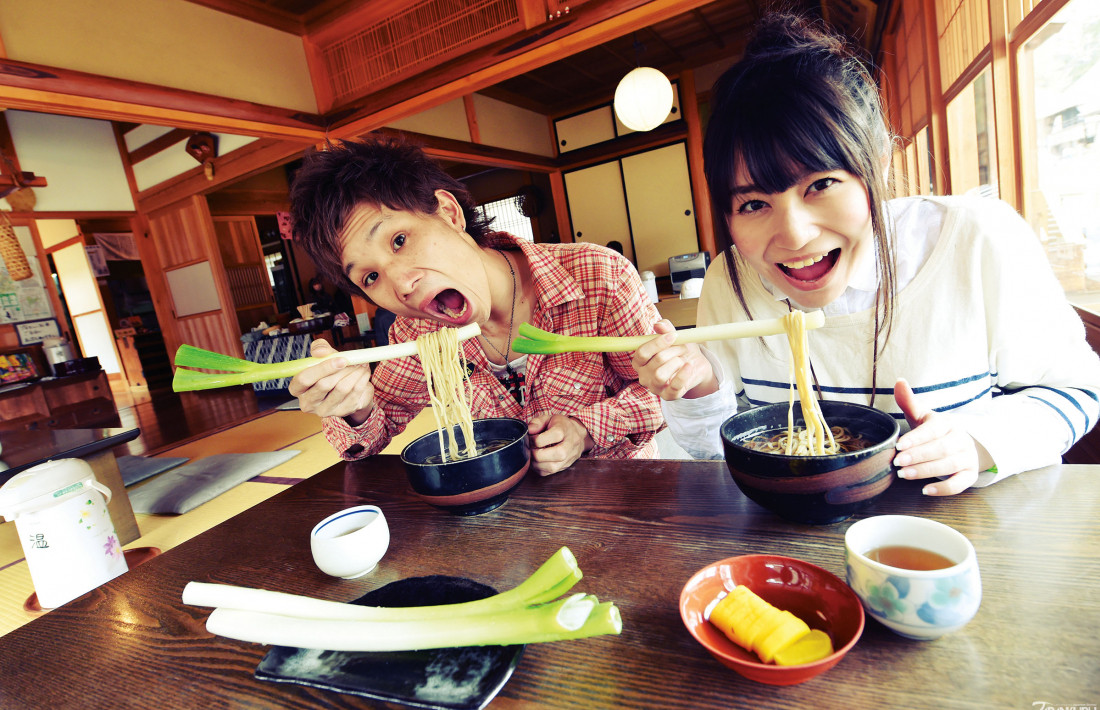 Thực khách thưởng thức món mì Negi-soba. Ảnh: Japankuru.