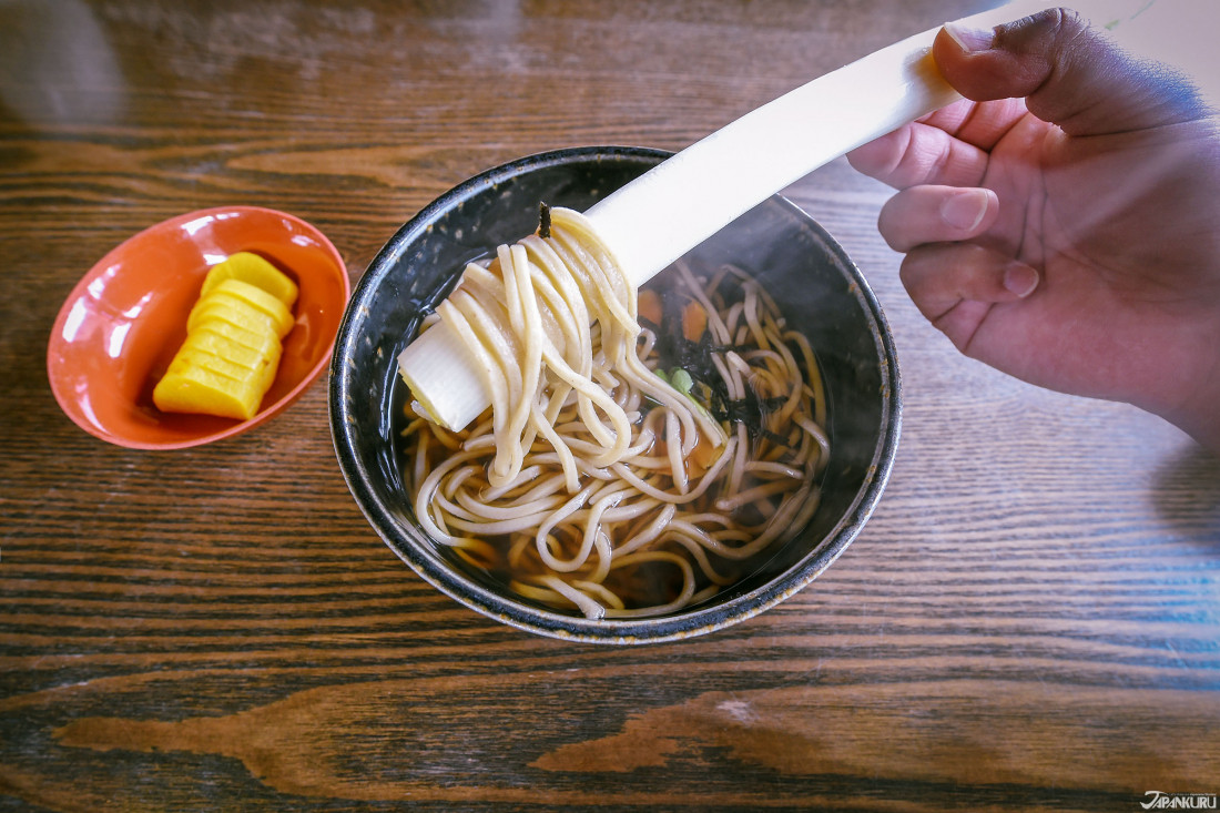 Thực khách dùng cọng hành lá thay vì sử dụng đũa để thưởng thức. Ảnh: Japankuru.