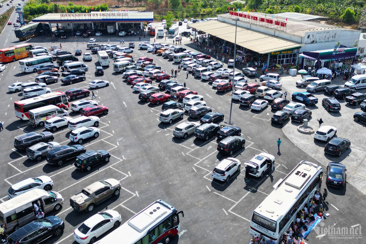 Anh Nguyễn Văn Anh (quê ở Đồng Nai) cho biết, hôm nay gia đình anh bắt đầu từ TP.HCM về quê theo đường cao tốc, khi đến trạm dừng nghỉ cao tốc Long Thành - Dầu Giây đã ghé lại nghỉ chân và sử dụng dịch vụ. Tuy nhiên, lượng phương tiện dừng nghỉ tại đây khá đông nên khi sử dụng dịch vụ cũng phải xếp hàng. Anh Nguyễn Văn Anh (quê ở Đồng Nai) cho biết, hôm nay gia đình anh bắt đầu từ TP.HCM về quê theo đường cao tốc, khi đến trạm dừng nghỉ cao tốc Long Thành - Dầu Giây đã ghé lại nghỉ chân và sử dụng dịch vụ. Tuy nhiên, lượng phương tiện dừng nghỉ tại đây khá đông nên khi sử dụng dịch vụ cũng phải xếp hàng.