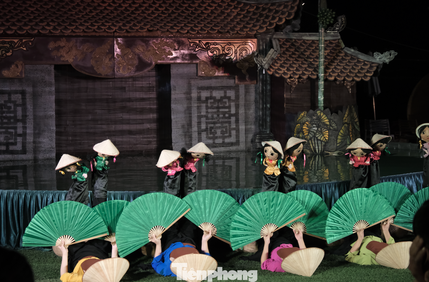 Tiết mục rối nước tại bãi biển Phú Quốc. Ảnh: Trần An.