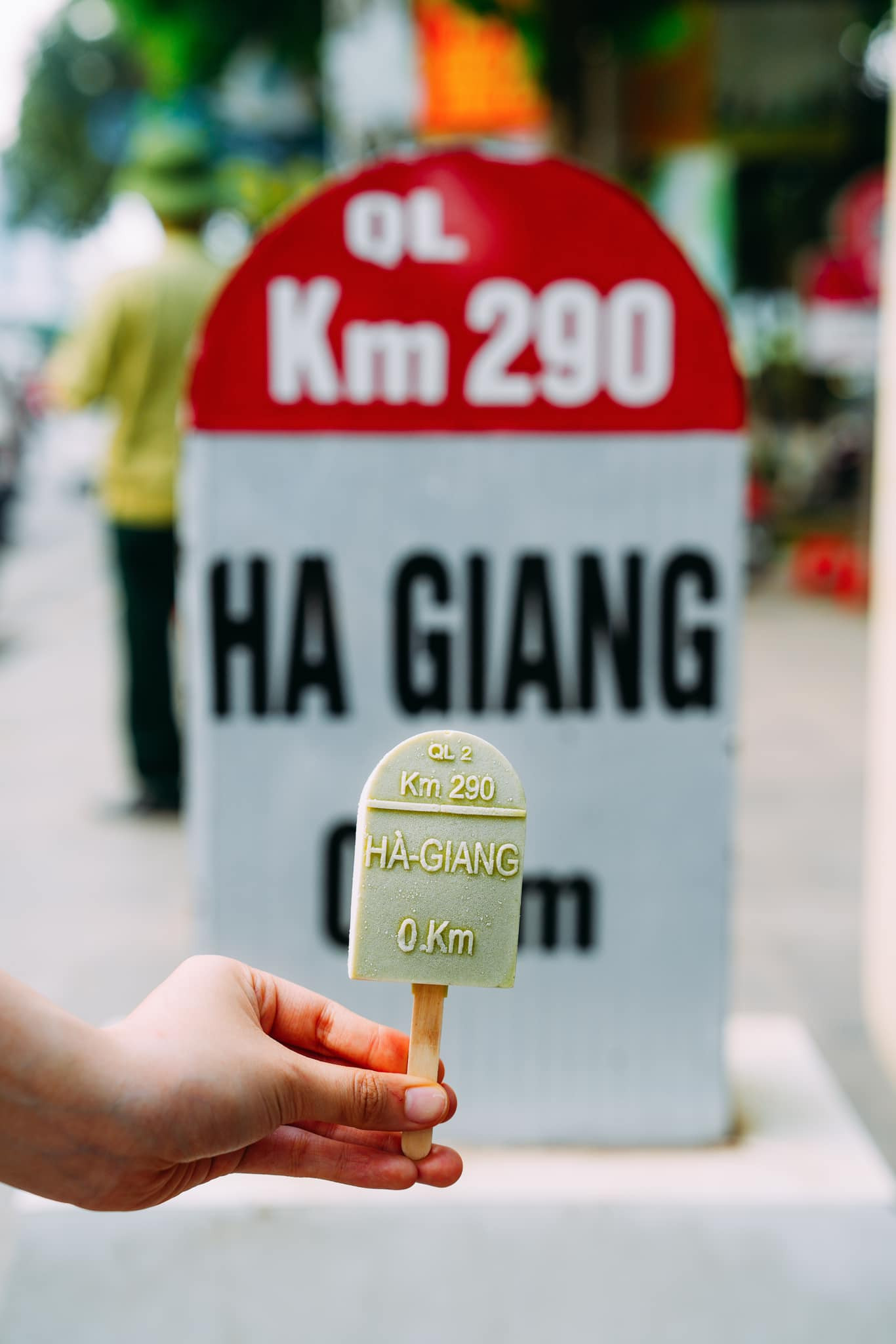 Màu sắc của que kem cũng là một điểm đáng chú ý, có các màu từ màu tím, hồng đến be, nâu, vani và xanh cốm. Ảnh: Tô Đi Đâu.