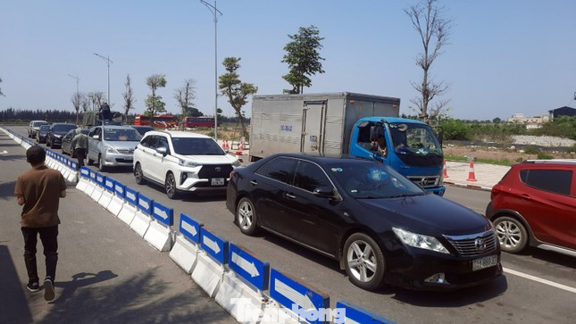 Tránh di chuyển bằng phương tiện cá nhân để giảm ùn tắc. Ảnh: Nguyễn Hoàn. Tránh di chuyển bằng phương tiện cá nhân để giảm ùn tắc. Ảnh: Nguyễn Hoàn.