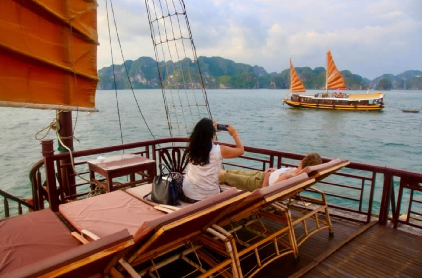 Nhiều tour du thuyền vịnh Hạ Long kín chỗ. Ảnh: Nikkei Asia.