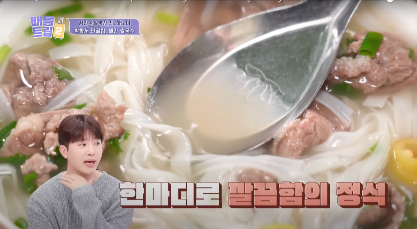 Nước dùng phở truyền thống thanh đạm. Ảnh: Battle Trip.