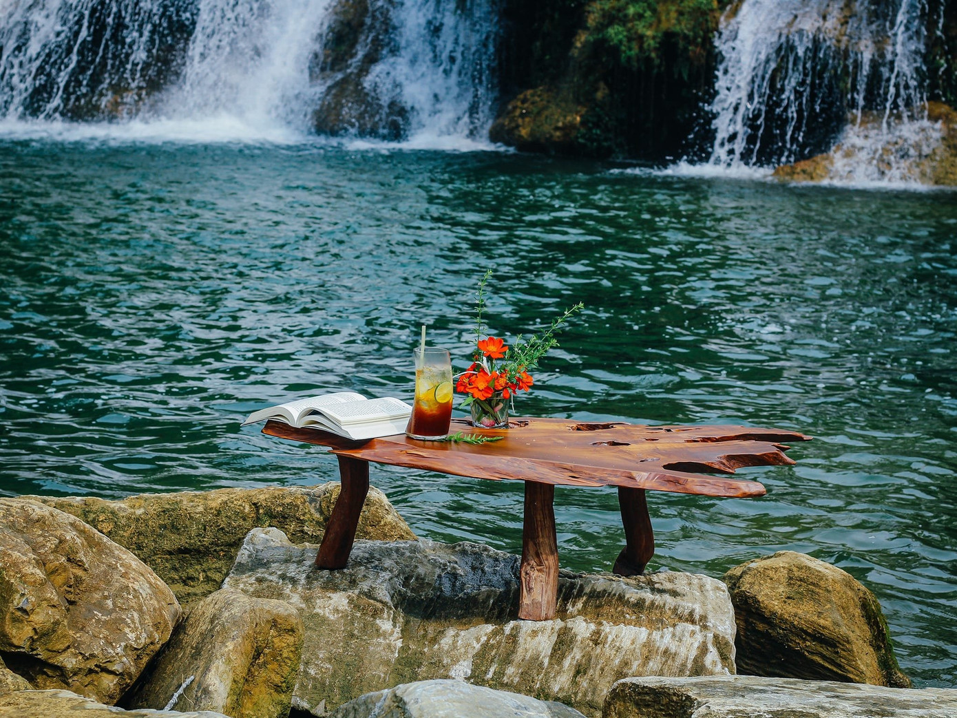 Ngoài ra, thác Bản Ba là còn là địa điểm tuyệt vời để du khách tận hưởng không khí trong lành, và là nơi có thể thư giãn, nghỉ ngơi, “chữa lành” cho những mệt mỏi, bộn bề trong cuộc sống. Ảnh: Vũ Thùy Dương.