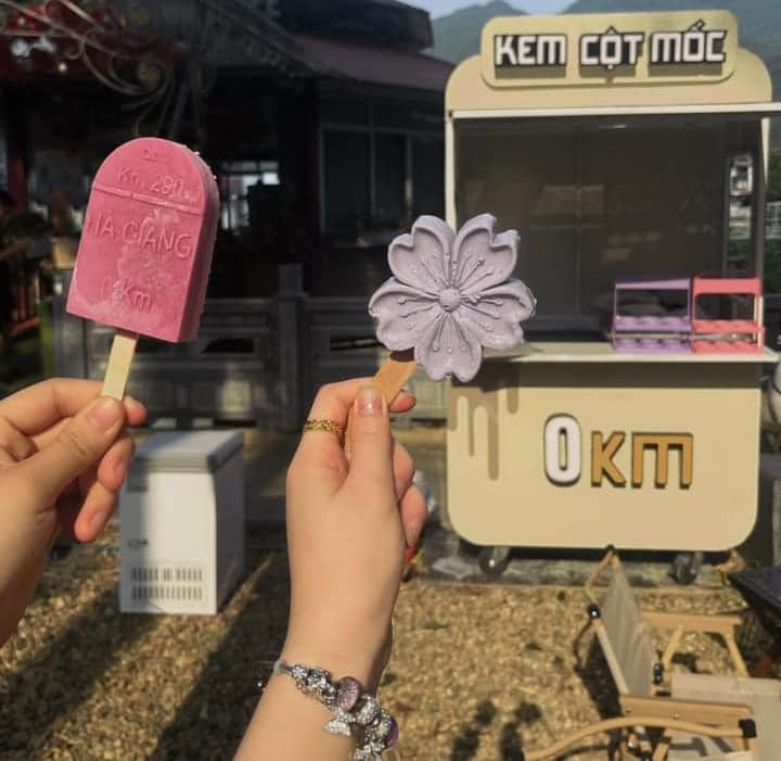 Que kem “cột mốc Km số 0” đa dạng màu sắc. Ảnh: Ngọc Nguyễn.