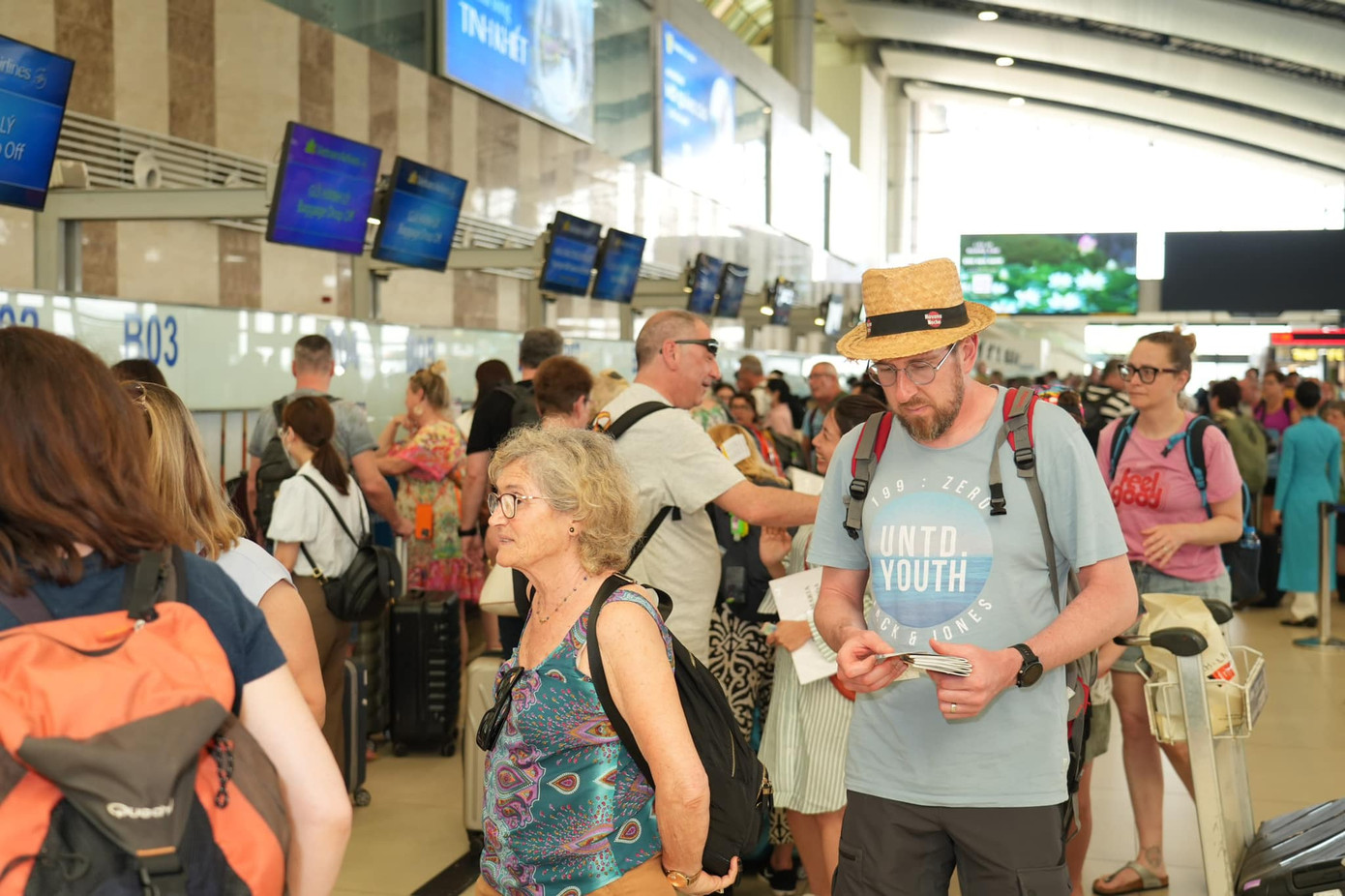 Có 5 khung giờ cao điểm nội địa đi bao gồm 6h-7h, liên tiếp từ 15h-18h và 21h-22h. Trong khi 2 khung giờ cao điểm nội địa đến là 9h-10h và 21h-22h. Vào những thời điểm này, khu vực nhà ga tập trung đông người nên hành khách cần bảo quản tư trang, hành lý nhằm giảm khả năng bị thất lạc. Ảnh: NIA.