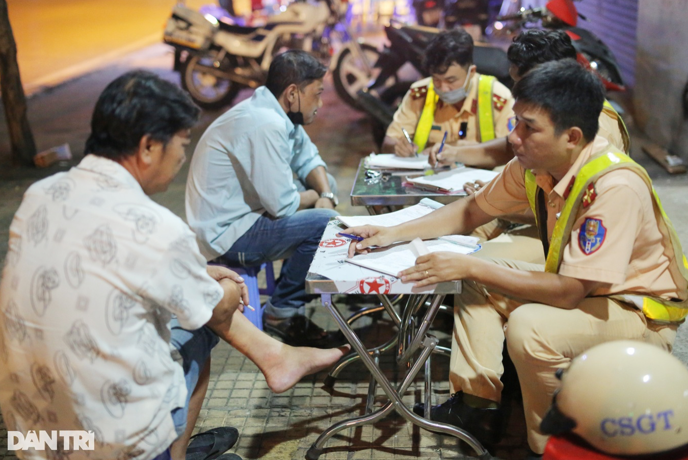Một số tài xế khác vi phạm bị CSGT lập biên bản (Ảnh: An Huy). Một số tài xế khác vi phạm bị CSGT lập biên bản (Ảnh: An Huy).
