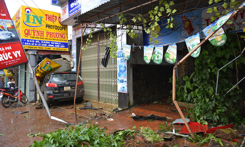 Hiện trường tan hoang vung vãi mảnh vỏ xe. Hiện trường tan hoang vung vãi mảnh vỏ xe