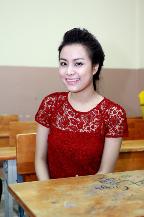 Hoàng Thùy Linh quyến rũ với váy ren đỏ