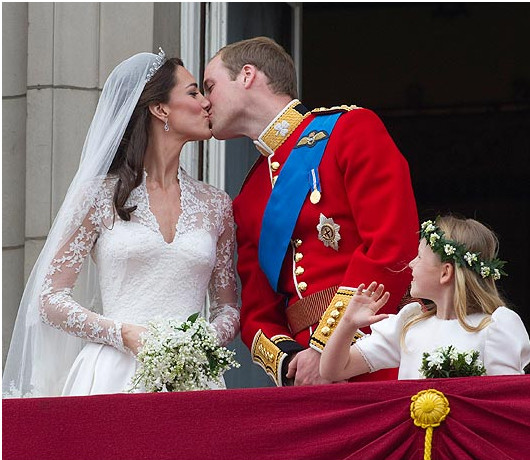 Hoàng tử Wills hôn cô dâu của mình trong ngày cưới một năm trước đây.