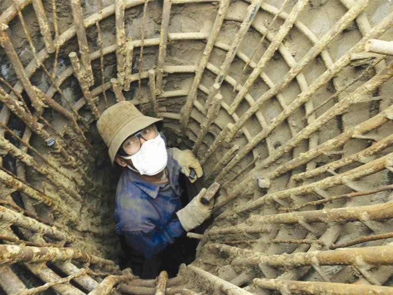 Ảnh 1: Cốt thép bên trong tượng theo quan sát sơ bộ nhiều chi tiết là thép phế liệu