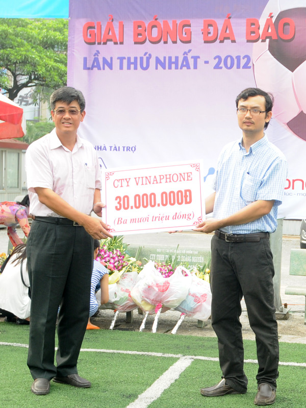 Đại diện Công ty Vinaphone trao tiền tài trợ cho báo Tiền Phong