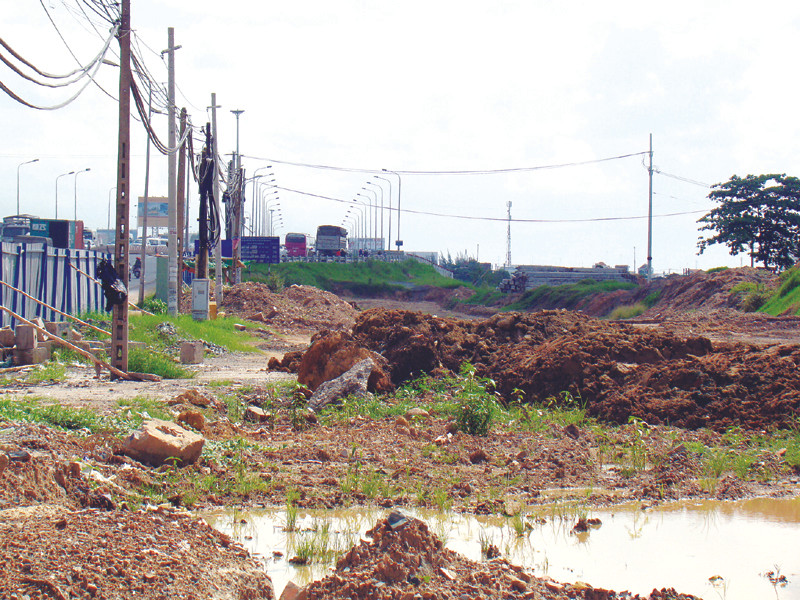 Đường dẫn cầu Đồng Nai mới chưa thi công được vì không có mặt bằng. Ảnh: Đức Minh