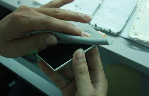 Màn hình được vệ sinh để chuẩn bị ráp