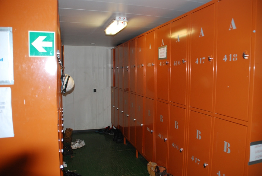 Tủ đựng đồ để công nhân kỹ sư thay trước khi làm việc