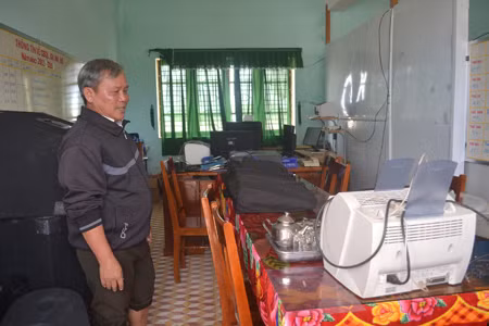 Phòng thầy Hiệu trưởng cao nhất và trở thành cái kho chưa đồ chạy lũ. ảnh Việt Hương