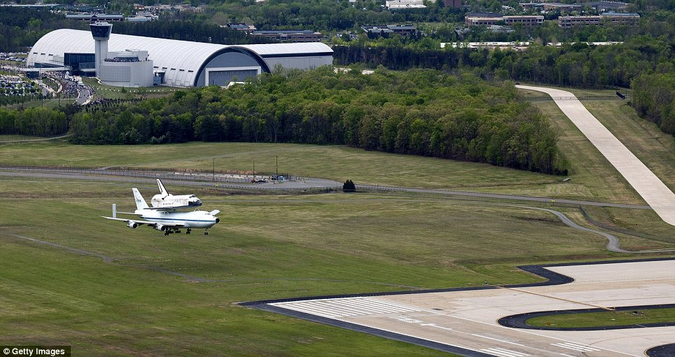 Hạ cánh xuống sân bay Dulles, Washington.