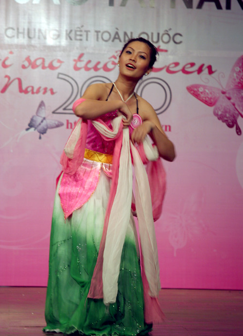 Uyển chuyển trong tiết mục thi tài năng múa 