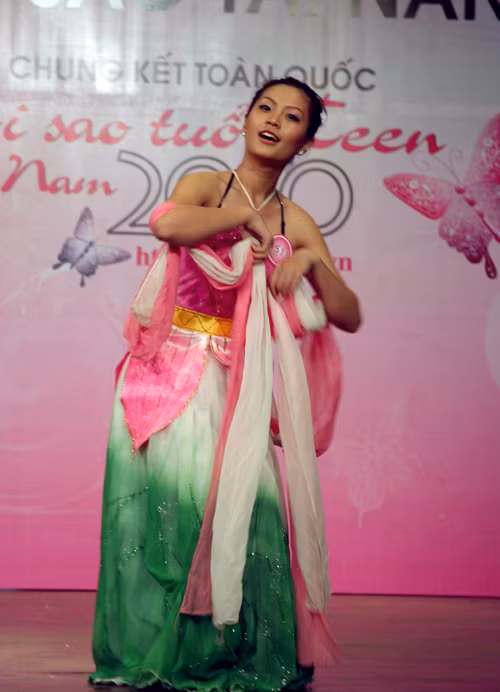 Uyển chuyển trong tiết mục thi tài năng múa 