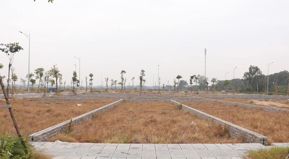 Theo báo cáo Bộ Xây dựng, trong quý II đất nền tồn hơn 7.500 nền. Theo báo cáo Bộ Xây dựng, trong quý II đất nền tồn hơn 7.500 nền.