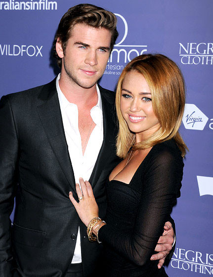 Miley Cyrus gây bất ngờ với người hâm mộ khi đính hôn với Liam Hemsworth vào tháng 5. Khi đó, cựu ngôi sao Disney mới 19 tuổi và hoàng tử của cô 22 tuổi. Miley tiết lộ rằng, cô không vội vã kết hôn nhưng đã tưởng tượng về đám cưới của mình: 