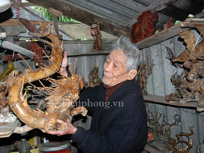 Trong gian nhà xệp xệ là cả một kho tác phẩm giàu tính nghệ thuật và sáng tạo. Nhiều người trong làng cho biết, cụ Mưu rất lạ, có nhiều người tìm đến đặt mua các tác phẩm Rồng tre nhưng cụ tuyệt nhiên không bán. Nhưng nhiều khi có khách lạ đến tham quan, tìm hiểu cụ biếu không lấy một xu