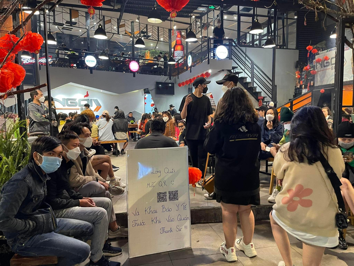 Khách tới quán ăn tại Đà Lạt phải ngồi chờ cả tiếng đồng hồ mới có chỗ. Khách tới quán ăn tại Đà Lạt phải ngồi chờ cả tiếng đồng hồ mới có chỗ.