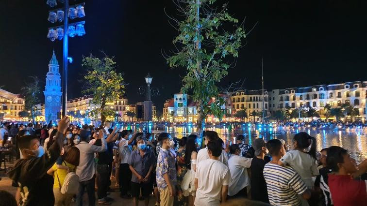 Một buổi biểu diễn show thực cảnh trên mặt nước với hệ thống âm thanh, ánh sáng, laser, máy chiếu do đạo diễn Việt Tú dựng (tại Grand World Phú Quốc) thu hút biển người Một buổi biểu diễn show thực cảnh trên mặt nước với hệ thống âm thanh, ánh sáng, laser, máy chiếu do đạo diễn Việt Tú dựng (tại Grand World Phú Quốc) thu hút biển người