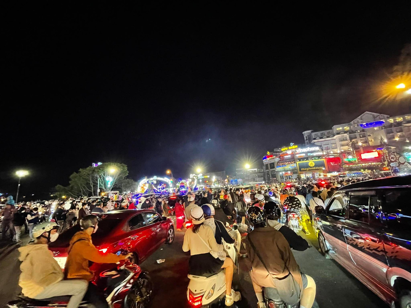 Những ngả đường đổ về trung tâm Đà Lạt ngày càng đông bất chấp ngày hay đêm. Những ngả đường đổ về trung tâm Đà Lạt ngày càng đông bất chấp ngày hay đêm.