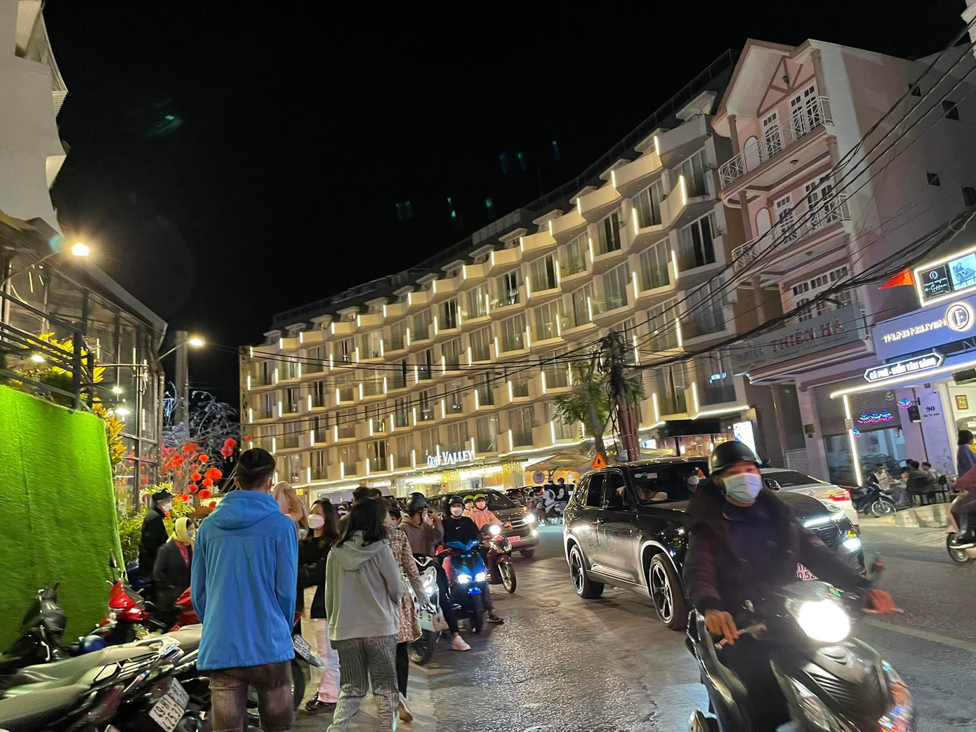 Xung quanh các con phố Đà Lạt đều tấp nập khách đi tham quan. Xung quanh các con phố Đà Lạt đều tấp nập khách đi tham quan.