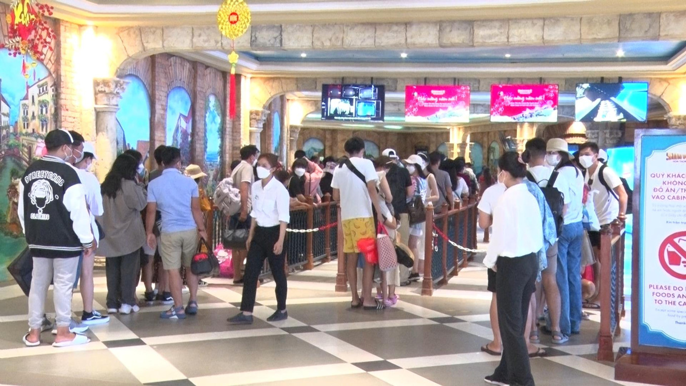 Tại ga đi cáp treo Hòn Thơm luôn có hàng dài du khách xếp hàng. Tại ga đi cáp treo Hòn Thơm luôn có hàng dài du khách xếp hàng.